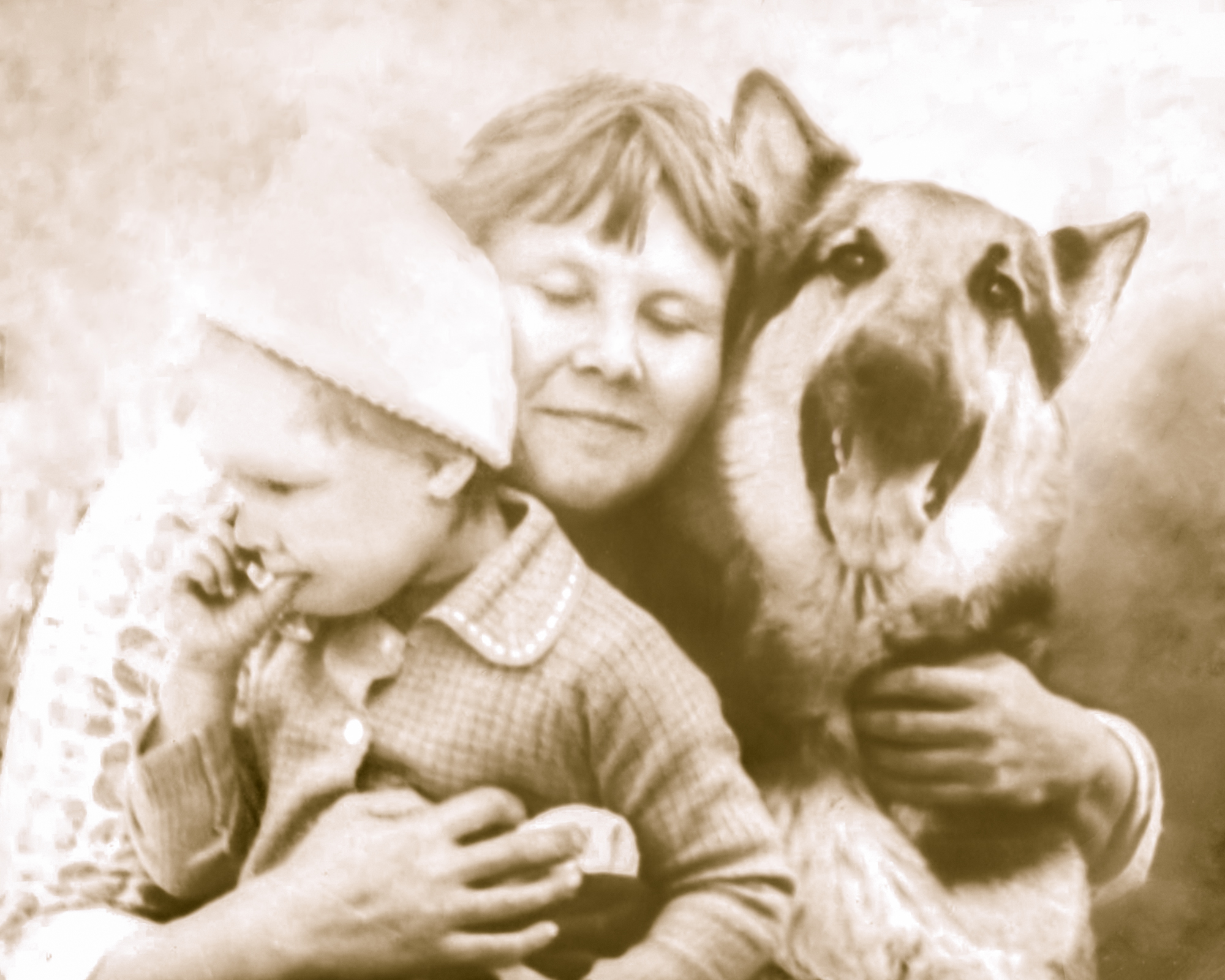 Julia als Kind mit Mutter und Hund